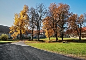 Innenhof Rittergut Lucklum im Herbst 2020