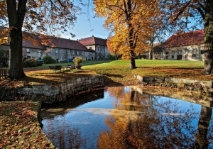 Innenhof Rittergut Lucklum im Herbst 2020